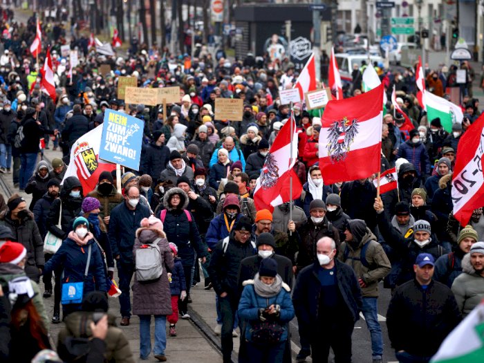 Lebih dari 40.000 Massa di Wina Turun ke Jalan Tolak Aturan Lockdown