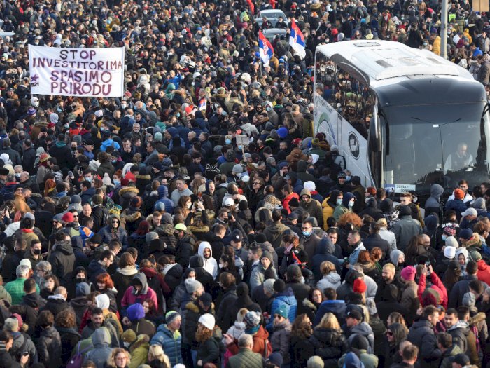Tolak Proyek Pertambangan Asing, Ribuan Warga Blokir Jalan di Serbia