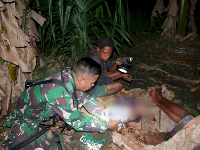 Aksi Heroik Anggota TNI Bantu Persalinan Warga di Tengah Gelapnya Hutan Papua