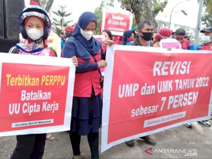 Ratusan Buruh Demo di Kantor Gubernur Sumut, Minta UMP Direvisi 7 Persen