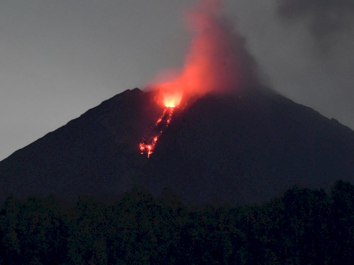 Gunung Semeru Muntahkan Lava Pijar, Berikut Foto-fotonya
