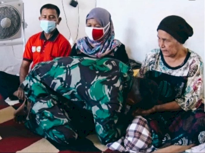 Setelah Viral Usir Mertua, Oknum TNI AU Menangis Minta Maaf, Bersimpuh di Pangkuan Mertua