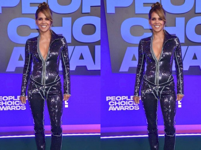 Halle Berry Tampil Seksi dengan Setelan Jumpsuit pada Acara People's Choice Awards 2021