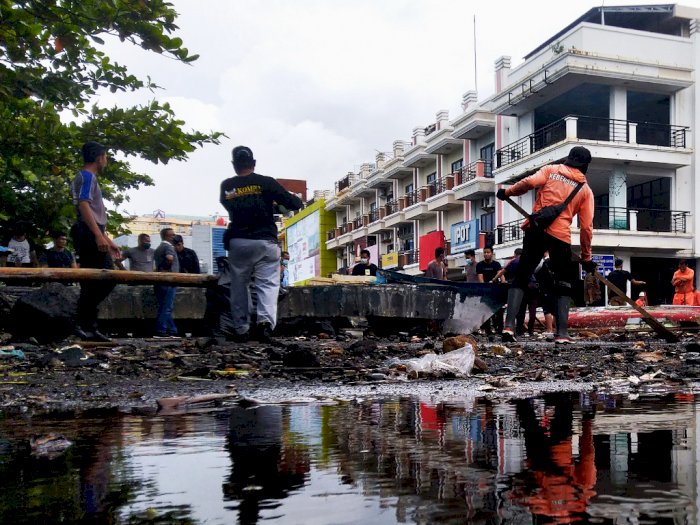 Dampak Ombak Tinggi di Perairan Manado, Berikut Foto-fotonya