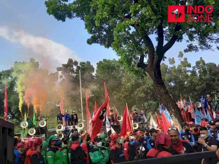 Demo di Depan Balai Kota, Buruh Tagih Janji Anies Revisi UMP