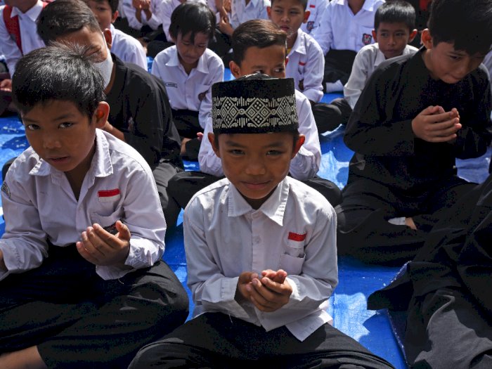 Siswa SD Negeri Sepang Doa Bersama Untuk Korban Semeru, Ini Foto-fotonya