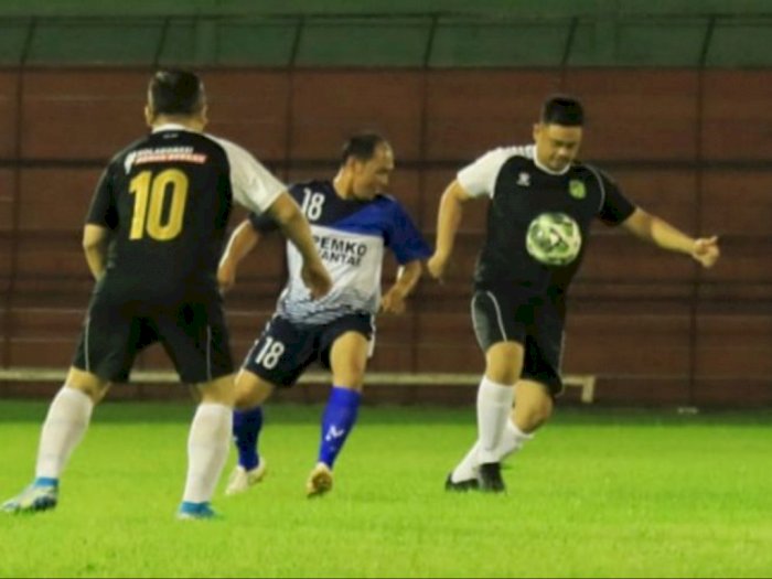 Dikapteni Bobby Nasution, Pemko Medan Hajar Tapteng 3-0