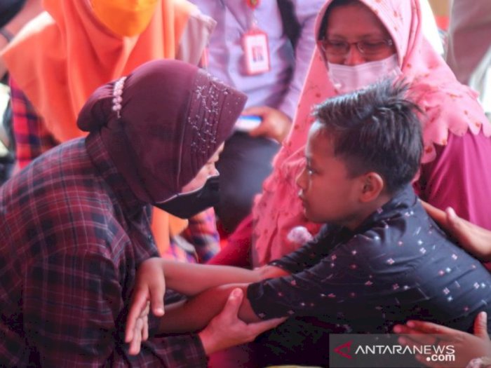 Mensos Risma Hibur Anak-anak Pengungsi Bencana Gunung Semeru, Ajak Bernyanyi Bersama