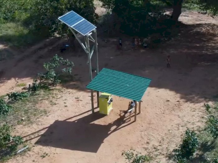 Teknologi 'Solar Giraffe' di Mozambik: Jerapah Surya yang Menawarkan Listrik Gratis