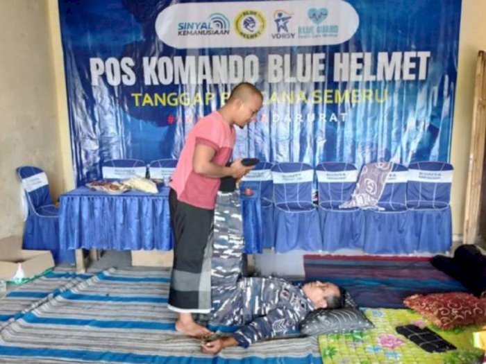 Posko Blue Helmet Sediakan Layanan Pijat Plus-plus  bagi Relawan di Lokasi Erupsi Semeru