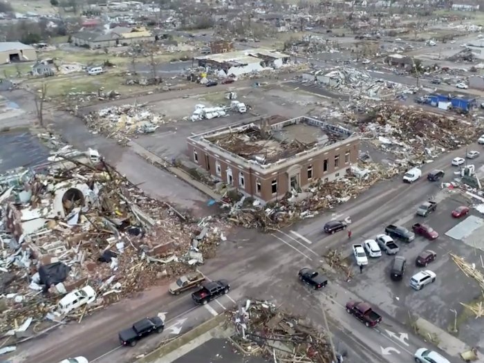 Detik-detik Mengerikan Tornado Menerjang Kentucky, AS, Rumah Rata dengan Tanah