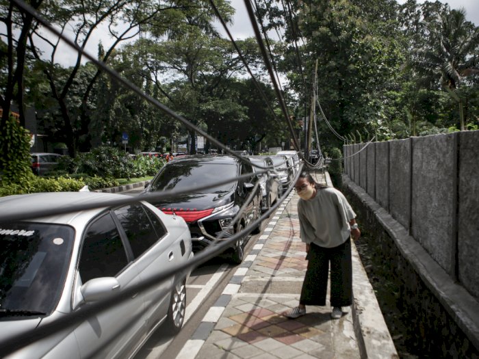 Kabel Listrik Menjuntai di Trotoar Kota Tangerang, Ini Foto-fotonya