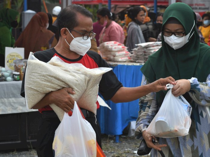 Warga Serbu Pasar Murah Jelang Nataru di Palu, Ini Foto-fotonya