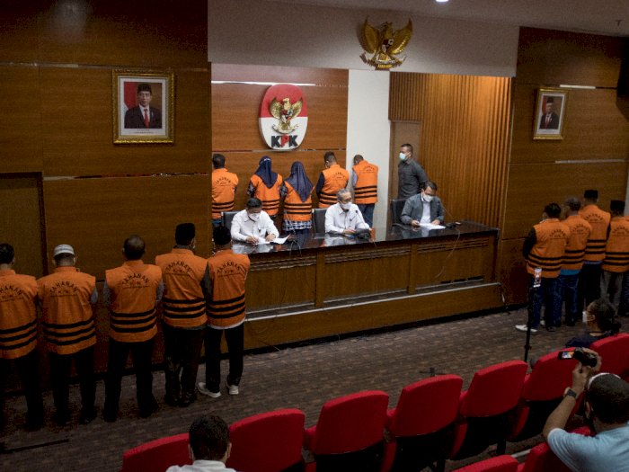 KPK Tahan 15 Anggota DPRD Muara Enim, Berikut Foto-fotonya