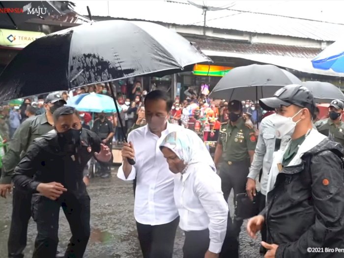 Momen Romantis Presiden Jokowi payungi Iriana dari Guyuran Hujan, Berikut Foto-fotonya