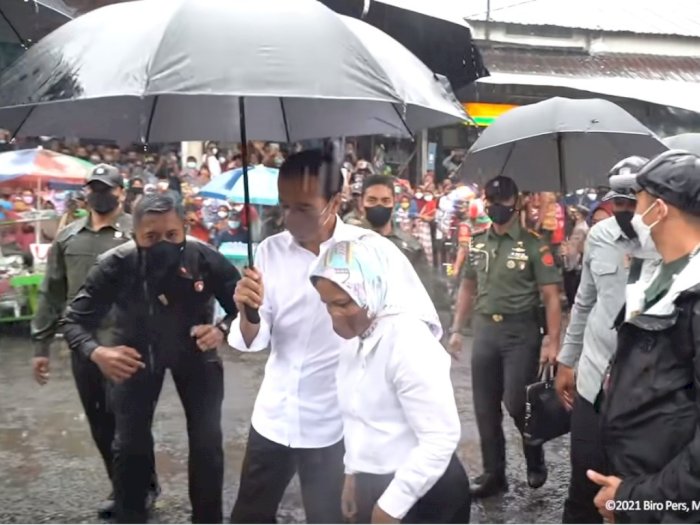 Payungi Iriana dari Guyuran Hujan, Jokowi Disambut Gembira Warga di Pasar Kretek, Beri BLT