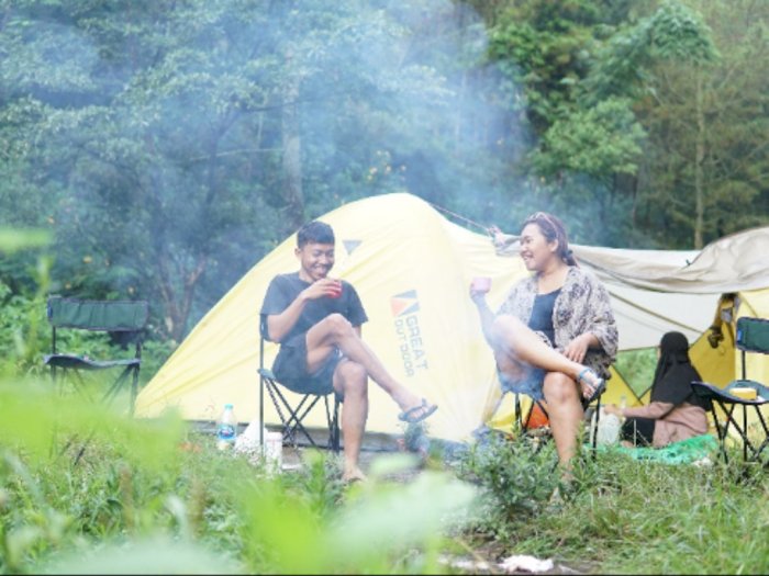 Di Bedengan, Bayar Rp12 Ribu Bisa Camping dengan View Hutan Pinus dan Sungai Jernih