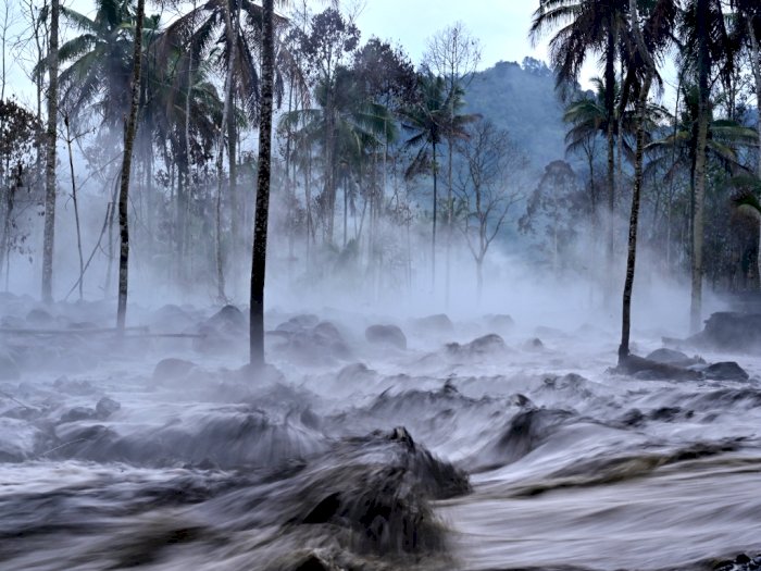 Detik-detik Banjir Lahar Dingin Terjang Permukiman Warga Sekitar Semeru