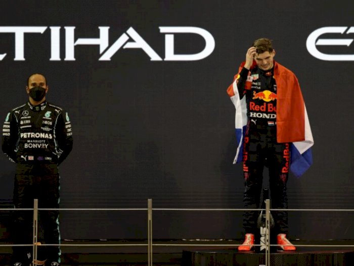 Sambil Pegang Trophy Juara Dunia GP F1, Verstappen Tujuan Hidup Tercapai