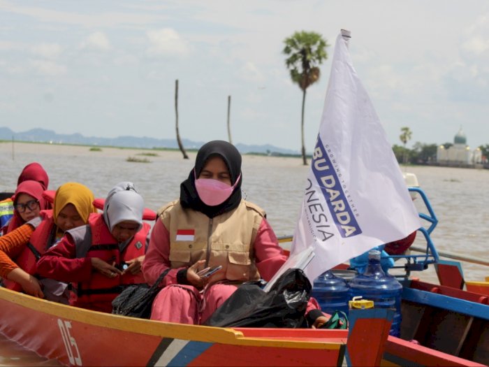 Akses Darat Terputus Akibat Banjir, Relawan Terpaksa Naik Perahu ke Soppeng Sulsel