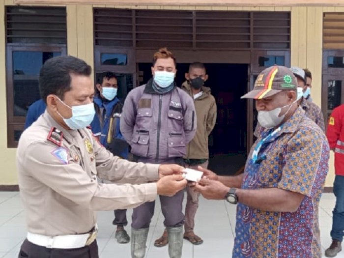 Polisi di Papua Berikan SIM C Gratis Ke Masyarakat yang Mau Divaksin