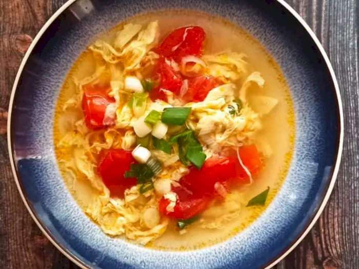 Bosan dengan Sup Ayam? Cobain Nih Resep Simpel dan Enak Sup Telur Tomat