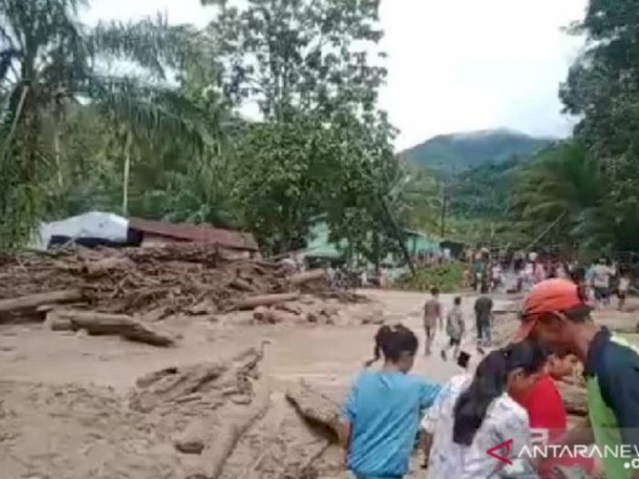 Belasan Rumah dan Puluhan Unit Kendaraan Rusak Parah Akibat Banjir di Tapsel