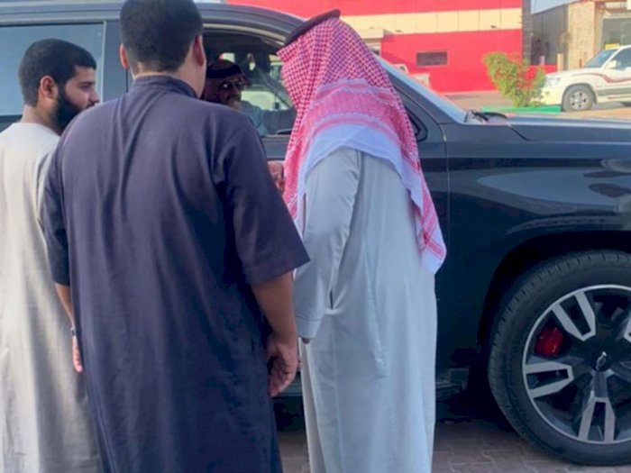 Pria Ini Dibelikan Mobil Baru oleh Pangeran Saudi  Hanya karena Mobilnya Mogok di Jalan
