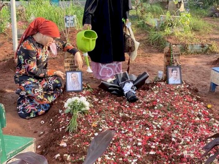Dewi Zuhriati Nangis di Makam Vanessa-Bibi: Impian Kalian Beli Rumah untuk Gala Tercapai
