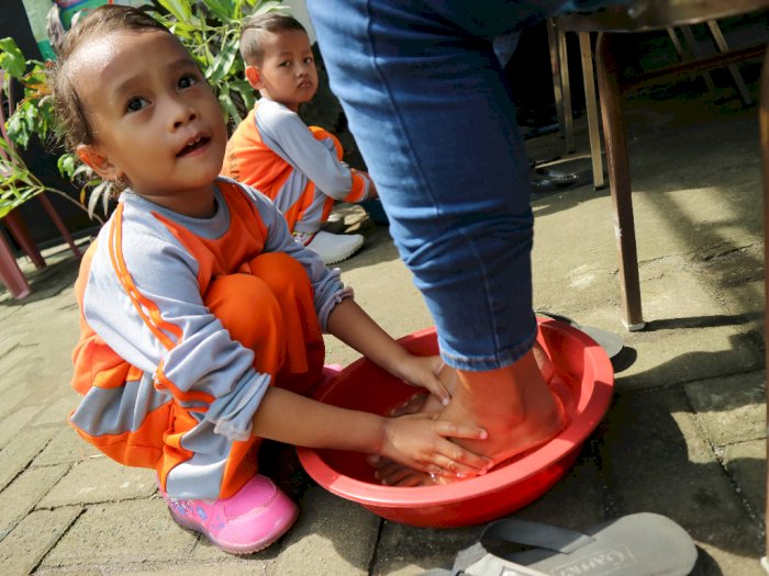 Aksi Membasuh Kaki Ibu di Jombang, Berikut Foto-fotonya