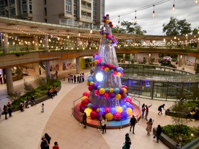 Pohon Natal 12 Meter Hiasi Pusat Perbelanjaan di Medan, Ini Foto-fotonya