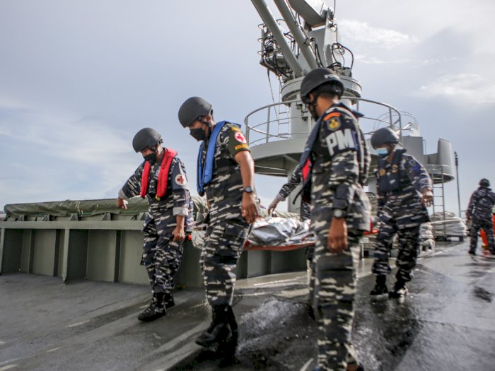 Peran Penyelamatan Kapal KRI Teluk Bintuni, Berikut Foto-fotonya