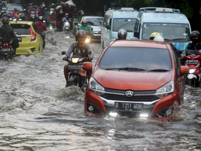 Hujan Lebat di Jakarta, 1 Ruas Jalan Banjir dan 3 Pohon Tumbang