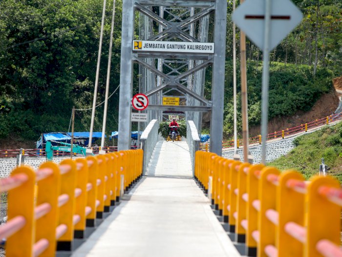 Melihat Jembatan Gantung Kaliregoyo, Berikut Foto-fotonya