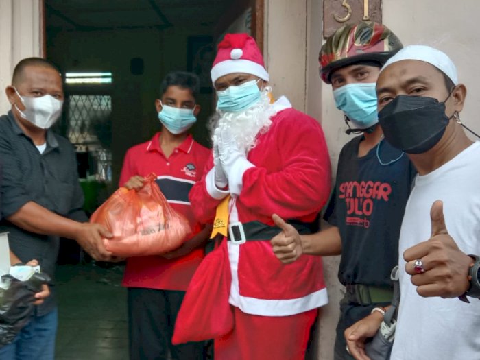 Unik, Sahabat Polisi Sumut Bagikan Sembako Pakai Baju Sinterklas, Bocah di KS Minta Bombon