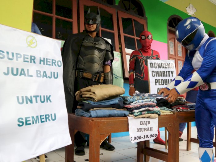 Ketika Superhero Jual Baju untuk Semeru, Harganya Miring Banget!