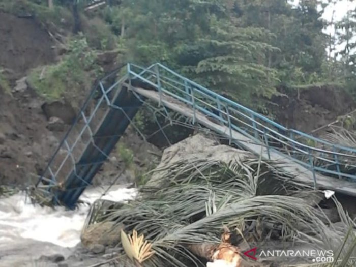 Dua Jembatan Gantung di Cianjur Putus Terseret Arus Hujan Deras, Aktifitas Warga Lumpuh