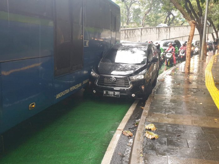 Paksa Melintas, Mobil Pribadi Dijepit Bus di Semanggi, Beruntung Tak Ada Korban