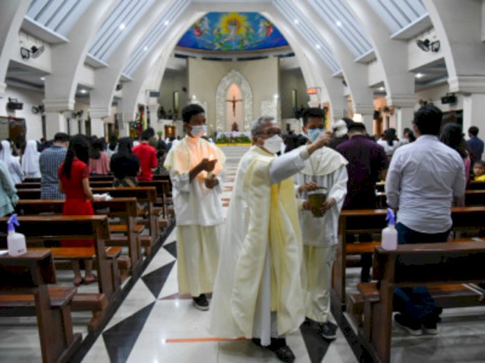 Malam Misa Natal Berjalan Tertib, Ratusan Umat Kristiani Penuhi Gereja Katedral Medan