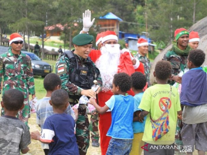 Satgas TNI Berikan Kado Natal untuk Anak-anak di Lanny Jaya Papua: Mereka Gembira