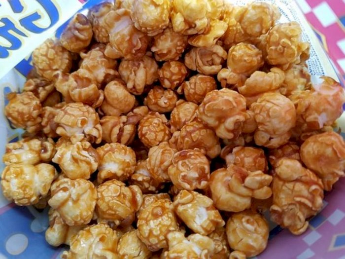 Jadi Teman Nonton di Akhir Tahun, Kita Buat Popcorn Karamel yang Manis dan Gurih Yuk?