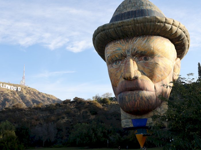 Balon Udara Besar yang Menyerupai Vincent Van Gogh  Mengudara di Langit Los Angeles!