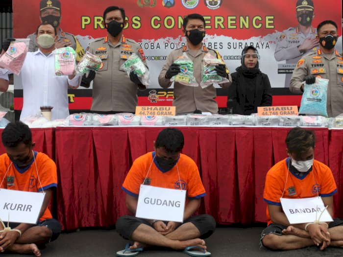 Ungkap Kasus Peredaran Narkoba di Surabaya, Ini Foto-fotonya