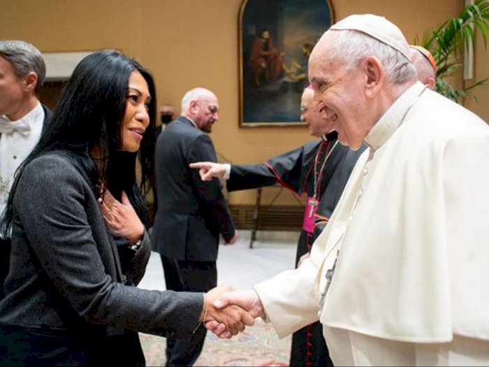 Anggun C Sasmi Ketemu dan Salaman dengan Paus Fransiskus, Bikin Netizen Iri