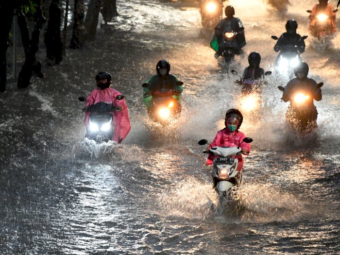 Banjir Akibat Hujan Deras di Surabaya, Berikut Foto-fotonya