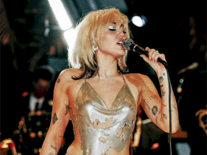 Dinilai Profesional, Miley Cyrus Tetap Bernyanyi Meski Bajunya Melorot saat Konser
