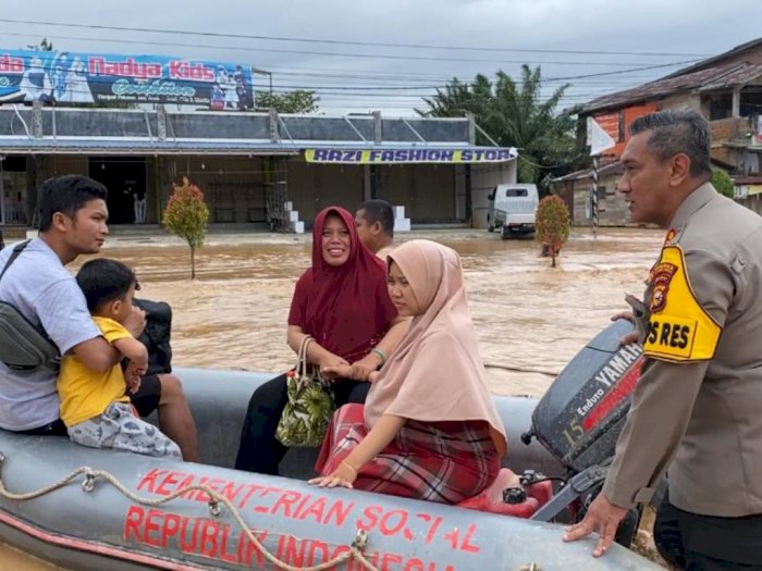 Detik-detik Proses Evakuasi Ibu Mau Melahirkan di Tengah Banjir