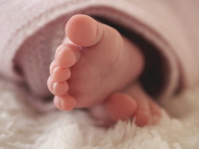 Bayi Baru Lahir Ditemukan di Tong Sampah Toilet Pesawat