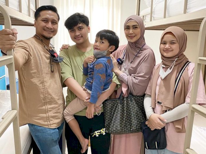 Fenita Arie Sedih Lihat Putra Bungsunya Alami Infeksi Bakteri hingga Dirawat di RS