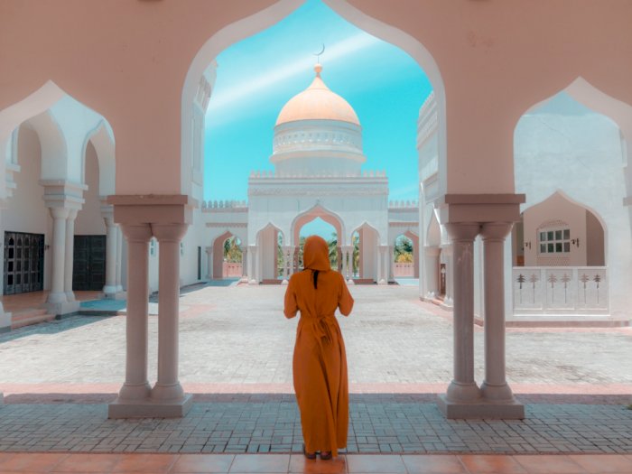 Doa Masuk dan Keluar Masjid Lengkap dengan Adab dan Keutamaannya